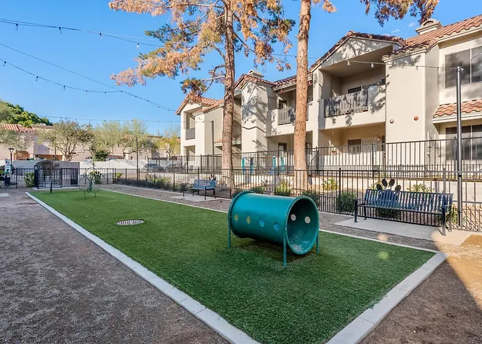 Snug 2br-pool, Yoga Rm, Gym, Cabanas, Bbq,prkng