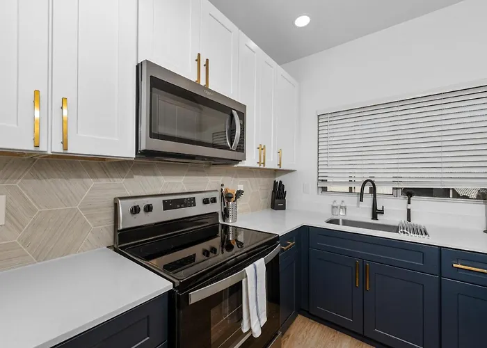 Snug 2br-pool, Yoga Rm, Gym, Cabanas, Bbq,prkng Apartment