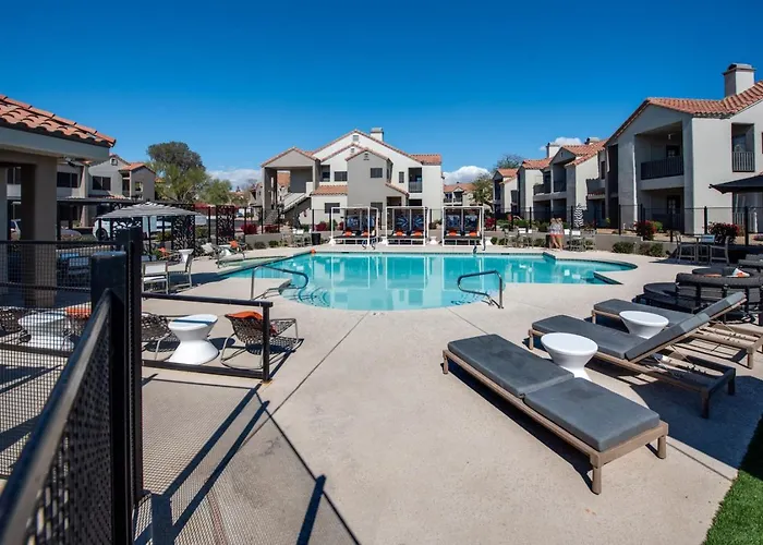 Apartment Snug 2br-pool, Yoga Rm, Gym, Cabanas, Bbq,prkng Scottsdale