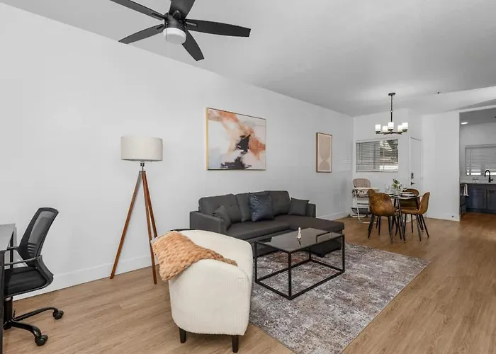 Snug 2br-pool, Yoga Rm, Gym, Cabanas, Bbq,prkng