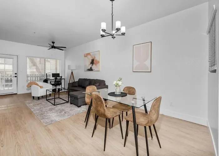 Snug 2br-pool, Yoga Rm, Gym, Cabanas, Bbq,prkng Apartment Scottsdale