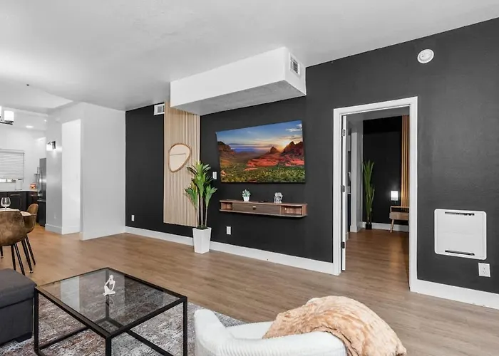 Snug 2br-pool, Yoga Rm, Gym, Cabanas, Bbq,prkng Apartment