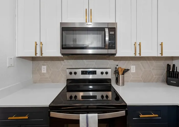 Apartment Snug 2br-pool, Yoga Rm, Gym, Cabanas, Bbq,prkng