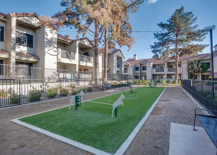 Snug 2br-pool, Yoga Rm, Gym, Cabanas, Bbq,prkng