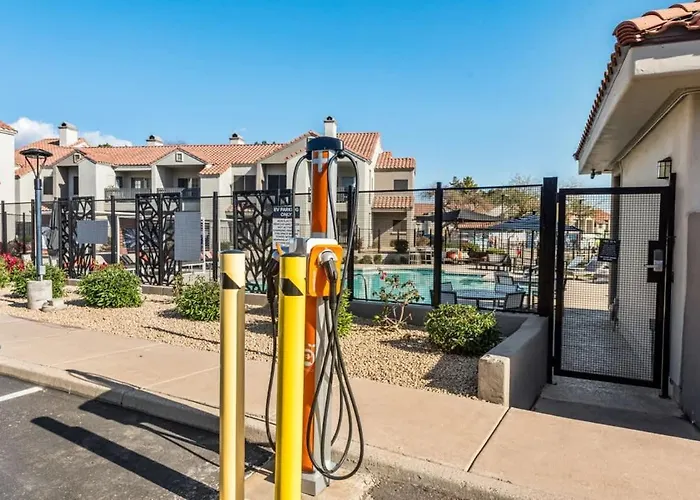 Snug 2br-pool, Yoga Rm, Gym, Cabanas, Bbq,prkng Apartment